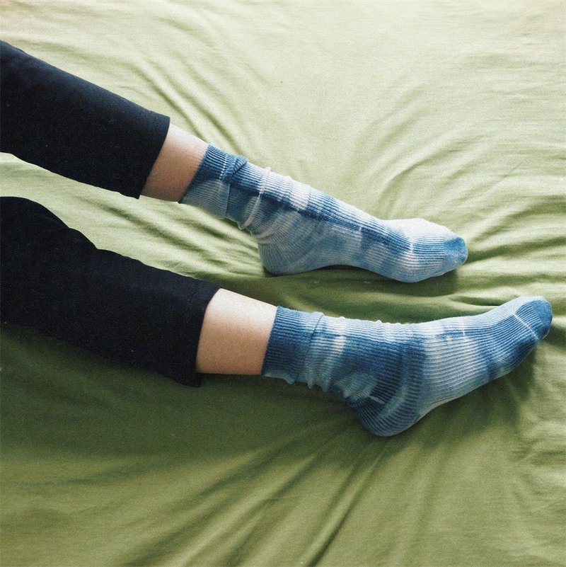 Blue tie-dye men's and women's mid-length combed cotton socks are environmentally friendly handmade indigo plant blue indigo dyeing - ถุงเท้า - ผ้าฝ้าย/ผ้าลินิน สีน้ำเงิน