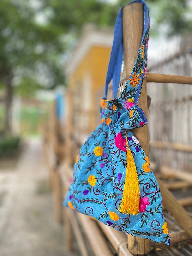 手工刺繡 藍色 花卉 索繩束口 手袋 手提包 - 水桶包/束口袋 - 絲．絹 藍色