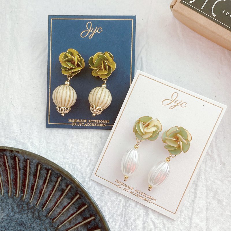 Sunshine Grassland Flower Ball UV Resin Earrings Handmade Earrings Clip-On Pearl Gift Wearing Matching Accessories - ต่างหู - เรซิน สีเขียว