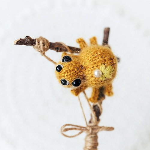 Cute Knit Toy Tiny Spider knitting pattern. Knitted insect step by step tutorial. DIY miniatur