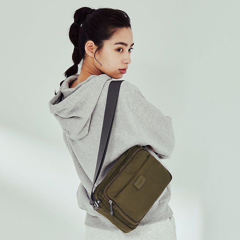 [Kim Anderson] Light and Sweet Journey Square Lightweight Carry-on Bag - Army Green - กระเป๋าแมสเซนเจอร์ - ไนลอน สีเขียว
