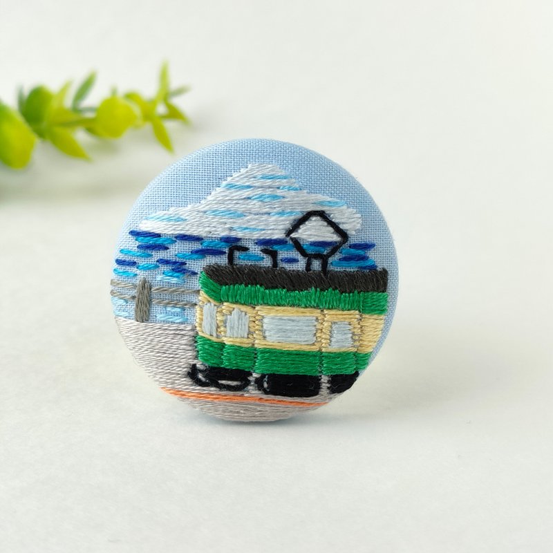 Enoshima Electric Railway and Seascape Embroidered Brooch - Brooches - Cotton & Hemp Green