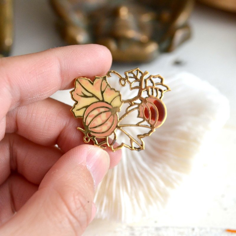 Vintage fig flower gilt hollow brooch noble and elegant Japanese used antique jewelry vintage - เข็มกลัด - เครื่องเพชรพลอย หลากหลายสี