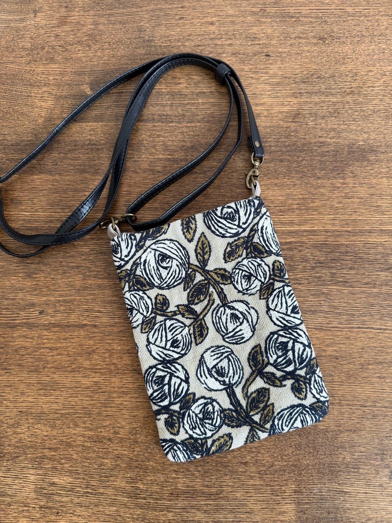 Smartphone pouch with strap, Mina Perhonen Rosy, handmade - กระเป๋าเครื่องสำอาง - ผ้าฝ้าย/ผ้าลินิน สีกากี