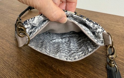 ストラップ付きスマホポシェット ミナペルホネン ロージー
