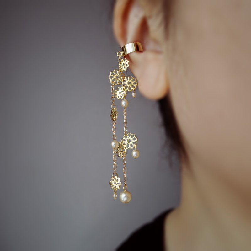 One-sided ear cuff, no sign, no sound - Earrings & Clip-ons - Glass White