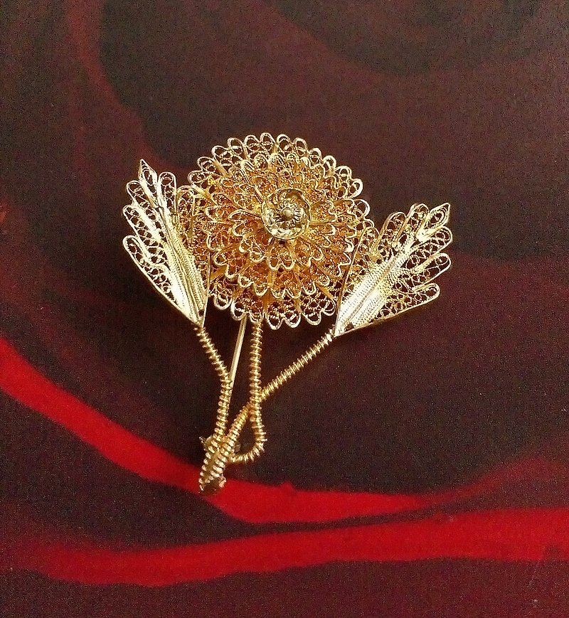 Three-dimensional flower brooch with filigree craft. Western antique jewelry - เข็มกลัด/พิน - โลหะ สีทอง
