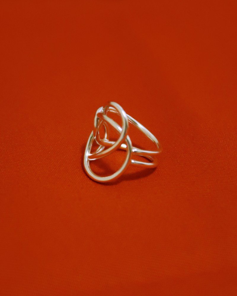 Curved sterling silver ring - แหวนทั่วไป - เงินแท้ สีเงิน