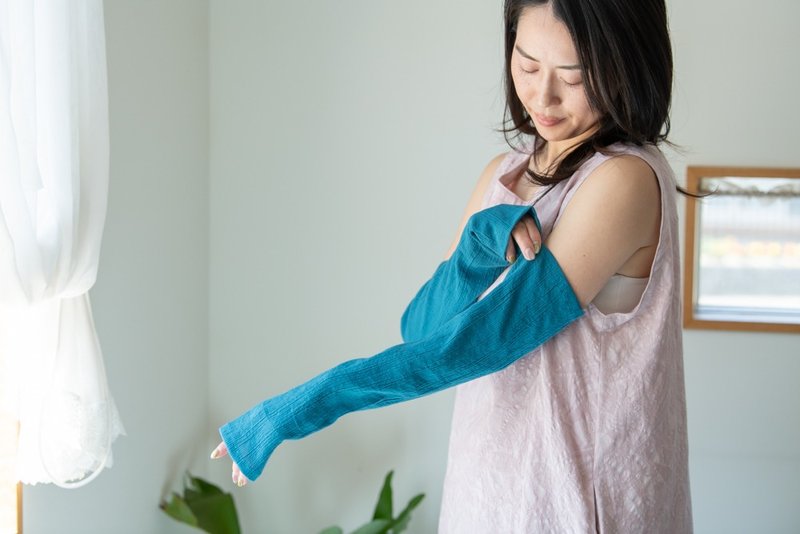 【クチナシの実染め】Organic Cotton 楊柳生地の日除けロングアームカバー - 其他 - 棉．麻 藍色