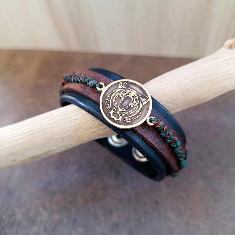 手工老虎皮革手環 氧化黃銅力量圖騰 - 手鍊/手環 - 真皮 黑色