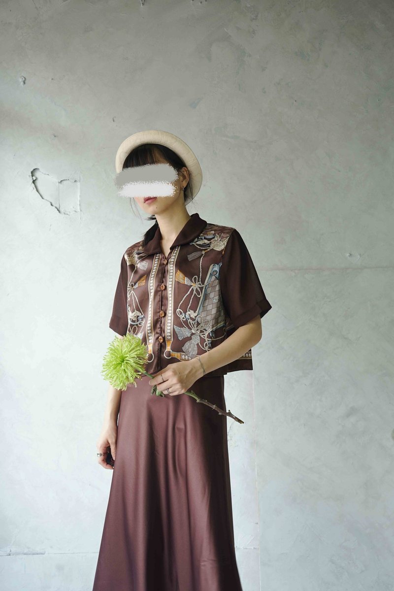 設計手作-深咖啡鎖鏈印花絲巾改制翻領襯衫 - 女襯衫 - 聚酯纖維 咖啡色