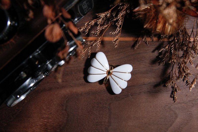 【古董飾品/西洋老件】美國Trifari優雅白蝴蝶古董胸針 - 胸針 - 其他金屬 白色