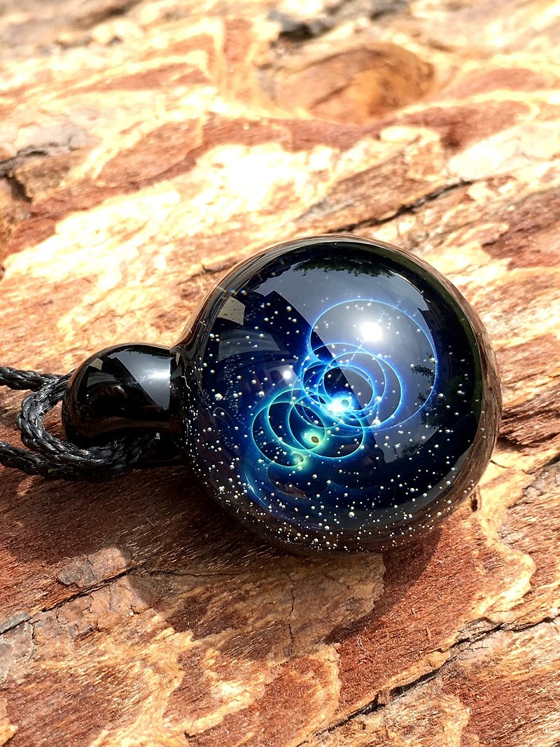 boroccus mystery spiral pattern heat-resistant glass pendant - สร้อยคอ - แก้ว สีดำ