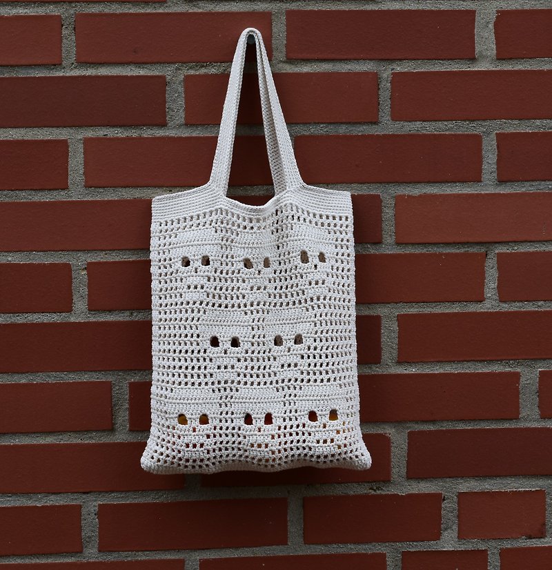 Tote bag with skull motifs, gothic bag, shoulder bag, trendy crochet bag - กระเป๋าถือ - ผ้าฝ้าย/ผ้าลินิน ขาว