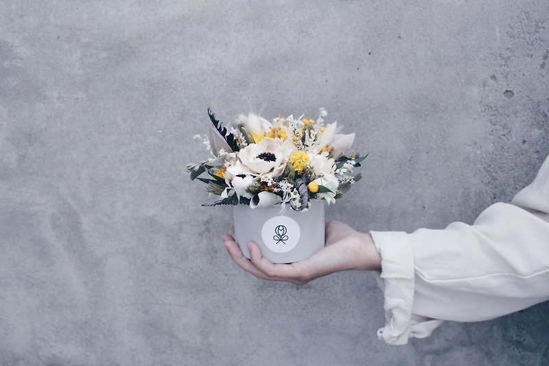 Flower Design!【Earth Goddess-Demete】potted flower drying flower table flower opening - ของวางตกแต่ง - พืช/ดอกไม้ สีเหลือง