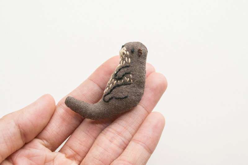 水獺胸針 Otter mini brooch pin - เข็มกลัด - ผ้าฝ้าย/ผ้าลินิน สีนำ้ตาล