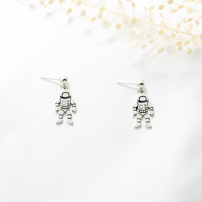 【Angel & Me】Astronaut s925 sterling silver earrings (changeable ear clips) - Earrings & Clip-ons - Sterling Silver Silver