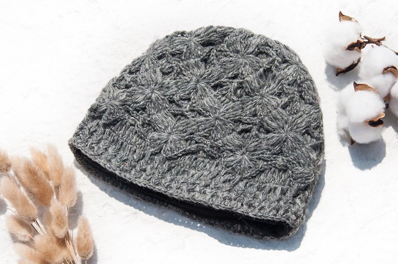 手織純羊毛帽/針織毛帽/內刷毛手織毛帽/毛線帽-北歐風灰色花朵 - 帽子 - 羊毛 灰色