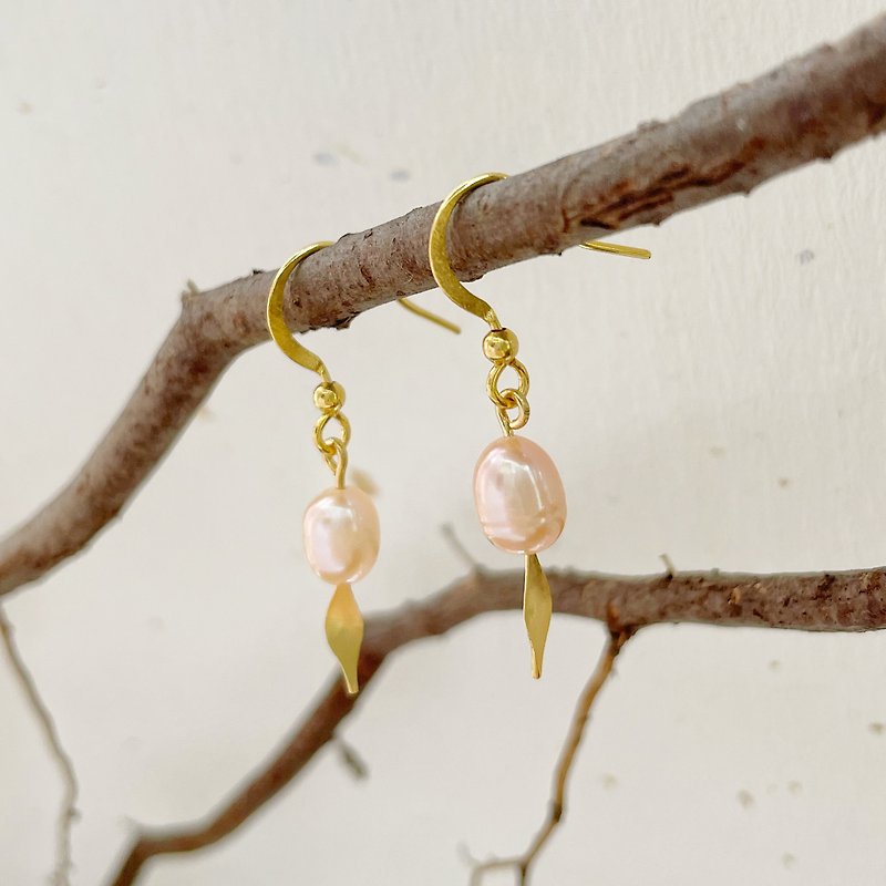 14K gold-covered natural pink pearl earrings can be changed to Clip-On - ต่างหู - เครื่องประดับ สีทอง