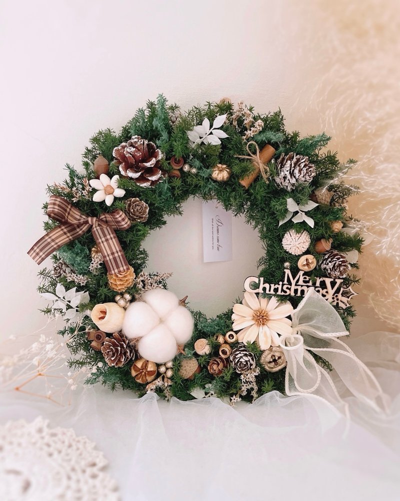 [Christmas Wreath] Winter Memory l Japanese eternal cedar comes with gift box packaging 25 cm wreath - ช่อดอกไม้แห้ง - พืช/ดอกไม้ สีเขียว