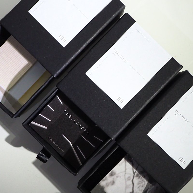 gift box - อื่นๆ - กระดาษ สีเทา