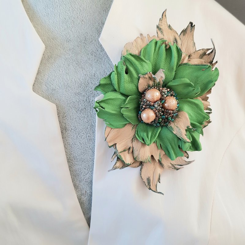 Green leather brooch for her Leather women's jewelry - 胸針 - 真皮 綠色