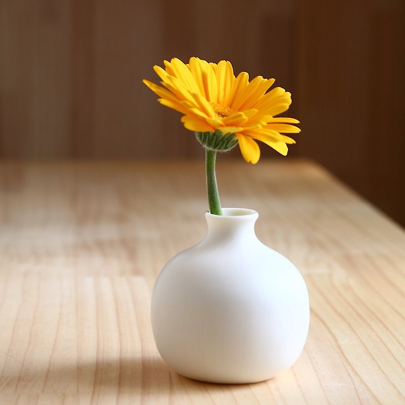 白い磁器の丸い一輪挿し (花器、花瓶、フラワーベース) - 花瓶・植木鉢 - 陶器 ホワイト