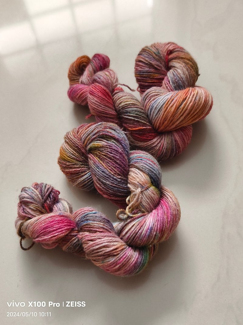 lufi hand-dyed thread merino wool sock thread thin thread 50g oil painting thousands of carnations - เย็บปัก/ถักทอ/ใยขนแกะ - ขนแกะ 