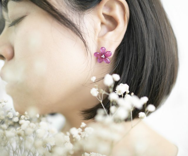 Floating Flowers - Ruo Meng.  Handmade real monogram flower resin earrings  / small Silver lily series - Shop Chi_handcraft Earrings & Clip-ons - Pinkoi