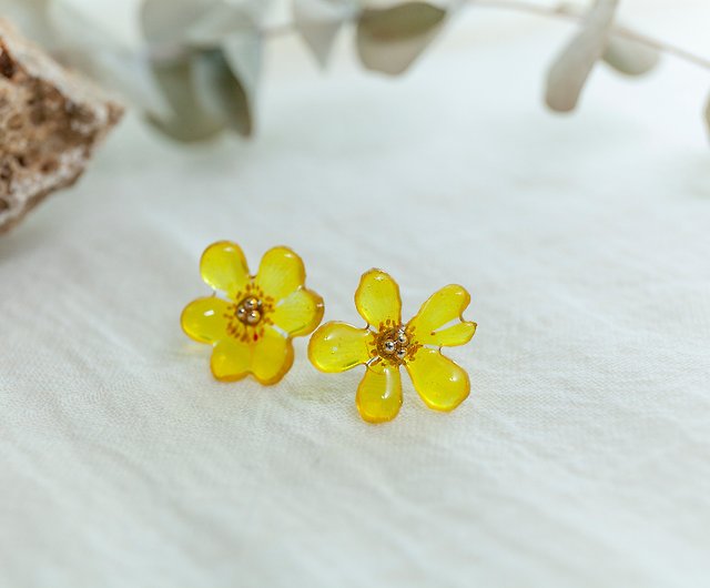 Floating Flowers - Ruo Meng.  Handmade real monogram flower resin earrings  / small Silver lily series - Shop Chi_handcraft Earrings & Clip-ons - Pinkoi