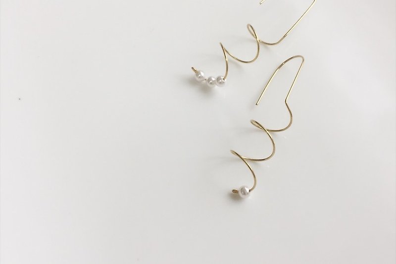 捲捲 不對稱珍珠簡約百搭黃銅造型耳環 - 耳環/耳夾 - 其他金屬 金色