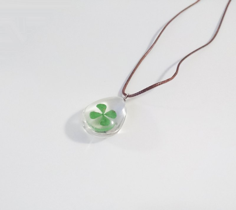 幸運のクローバーの涙滴状のガラス押された花のネックレス - ネックレス - ガラス グリーン
