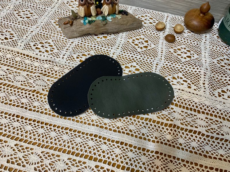 Handmade DIY perforated genuine leather bag bottom + plastic board. Dark green C type = oval bottom with 42 holes. 20*10 cm - เครื่องหนัง - หนังแท้ 