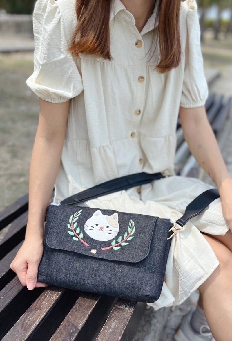 Love handmade three-layer embroidered bag-two-color MIX - กระเป๋าแมสเซนเจอร์ - ผ้าฝ้าย/ผ้าลินิน สีดำ