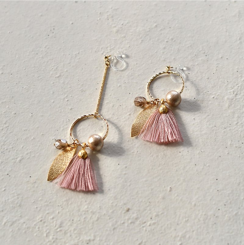 イヤリング/Asymmetry tassel earrings"leaf pink " - 耳環/耳夾 - 棉．麻 粉紅色