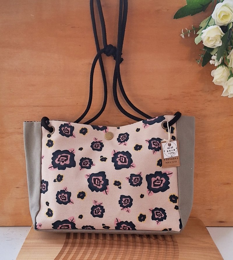 Designer fashion print tote bag-Taiwanese Europe flower - กระเป๋าแมสเซนเจอร์ - เส้นใยสังเคราะห์ 