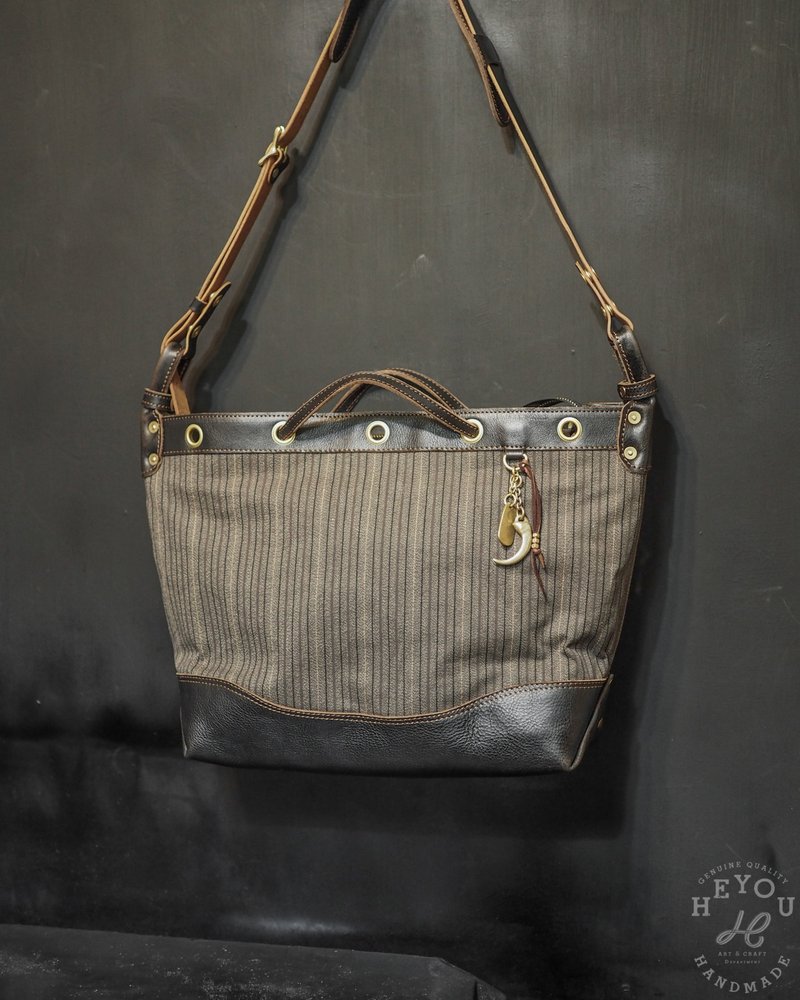 Brown Stripe 2-way Tote Bag Retro Straight Two-way Tote Bag - กระเป๋าแมสเซนเจอร์ - วัสดุอื่นๆ หลากหลายสี