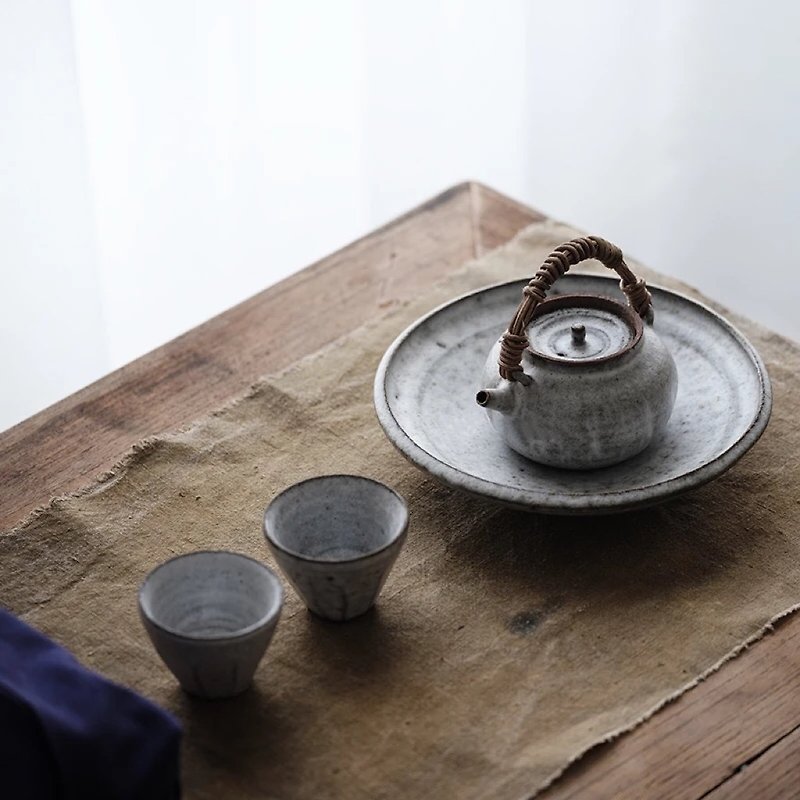 Hearing | Insect-eaten Shiye Handmade Handle Pot Japanese Style Retro Kung Fu Teapot Irregular Humanistic Pot - ถ้วย - ดินเผา 
