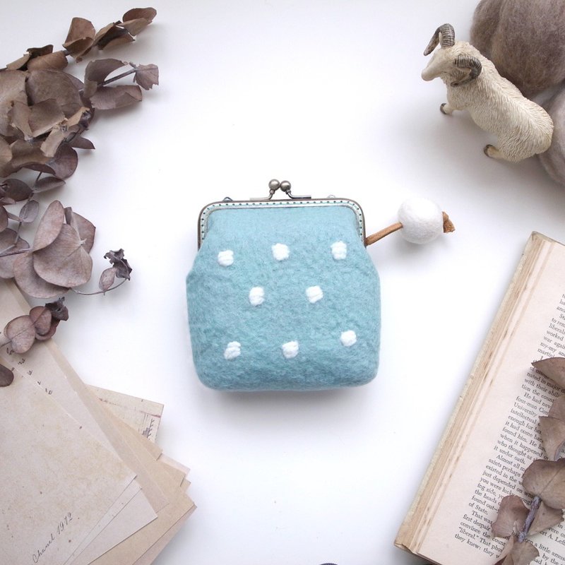 Wool felt gold bag I celadon color I square coin purse I carefully selected wool. Handmade - กระเป๋าใส่เหรียญ - ขนแกะ สีเขียว