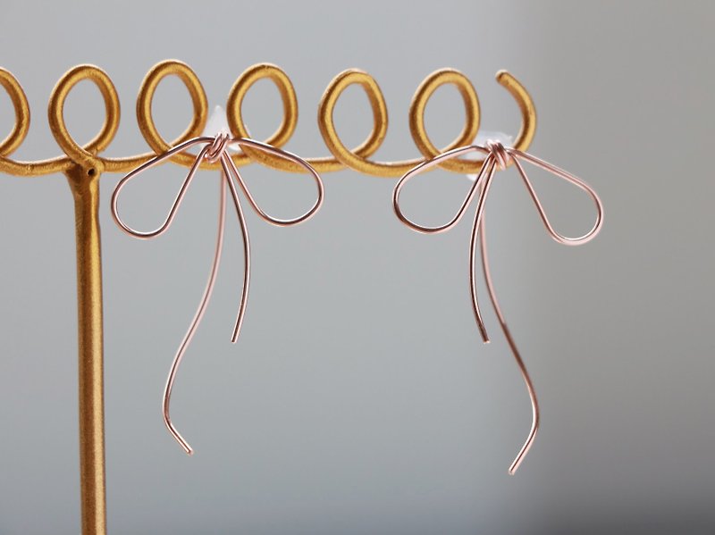 14kgf-Rose gold simple curve asymmetry ribbon pierced earrings 可換耳夾 - ピアス・イヤリング - 金属 ゴールド