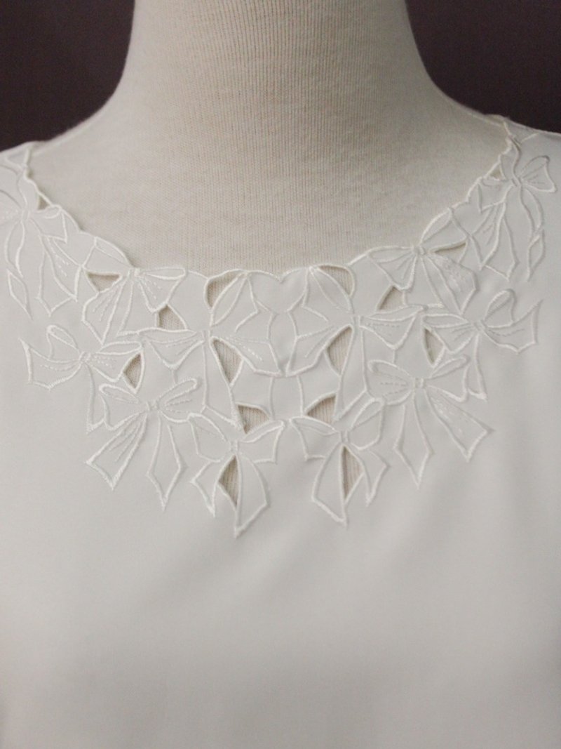 復古日本製典雅幾何蝴蝶結刺繡鏤空白色圓領長袖古著襯衫 - 女襯衫 - 聚酯纖維 白色
