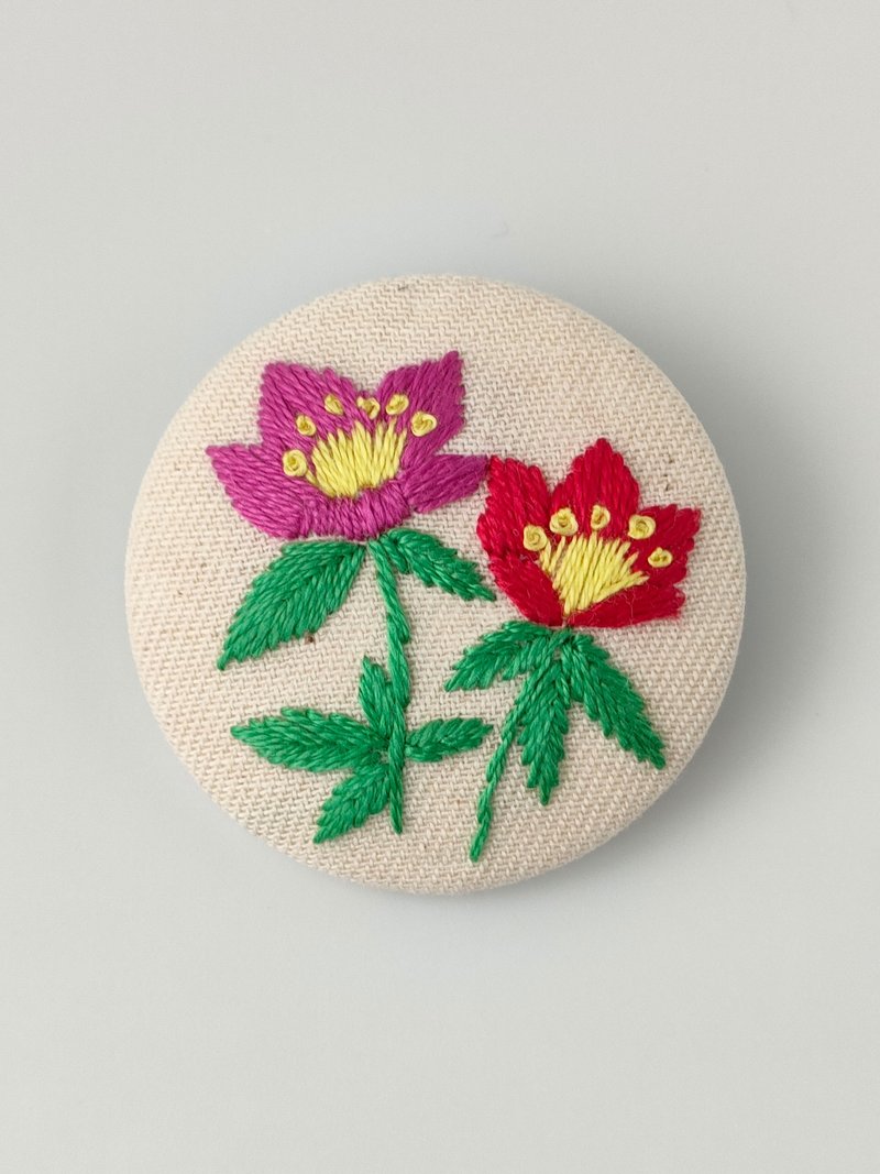 クリスマスローズの刺繍ブローチ - 胸針 - 棉．麻 紅色