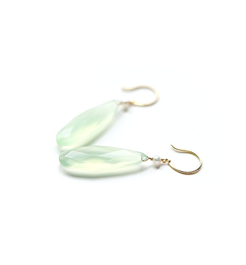 K18 Youthful and positive light green chalcedony (long pair shape) and pearl hook earrings ~ ESPOIR NOBLE ~ - Earrings & Clip-ons - Gemstone Green
