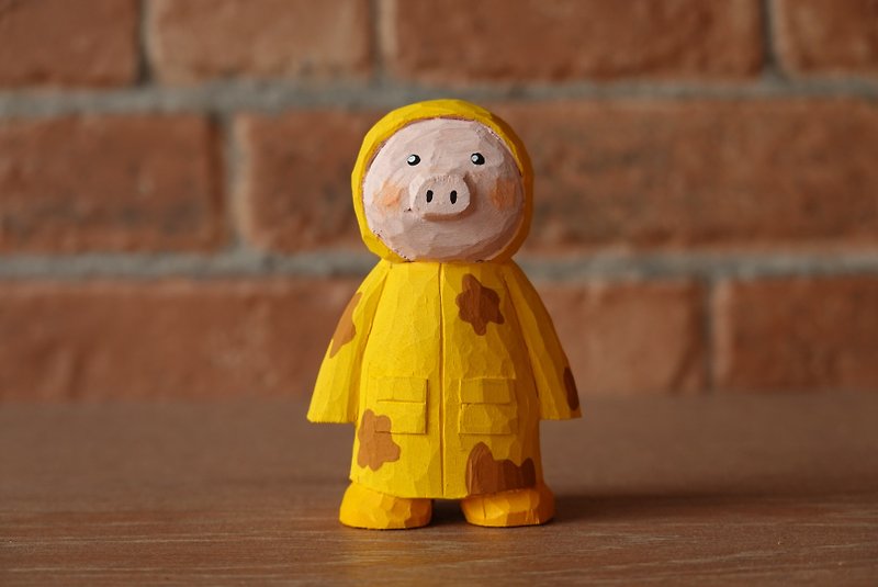レインコートを着た子豚 - 人形・フィギュア - 木製 イエロー