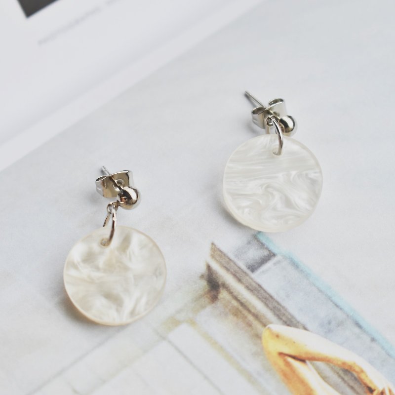Simple round earrings (hand earrings / acrylic) - Earrings & Clip-ons - Acrylic 
