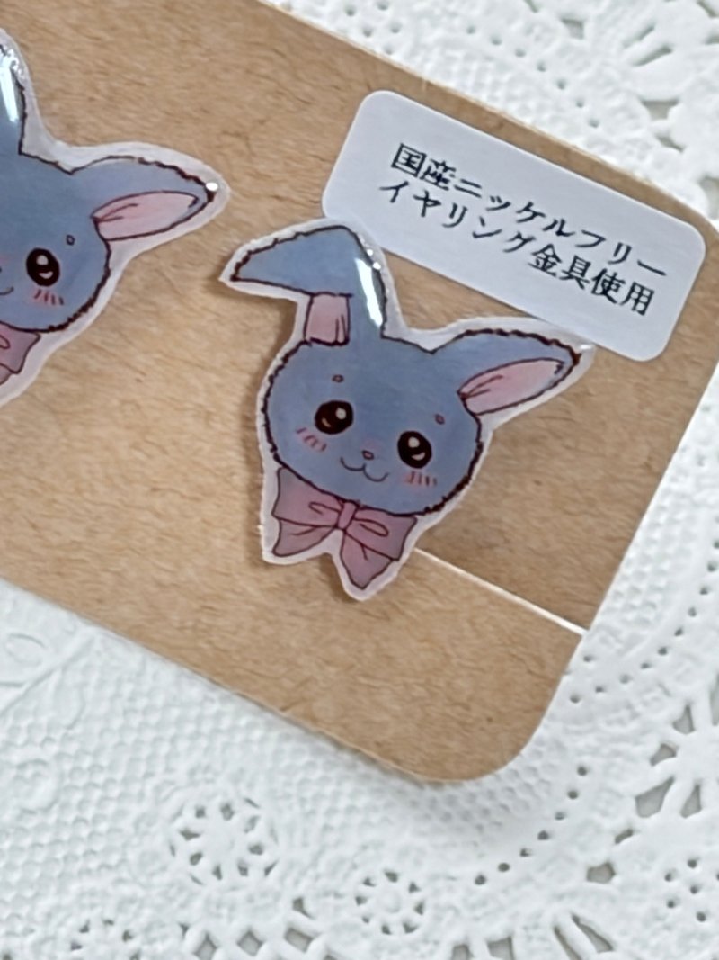 ぷくっとウサギ　プラ板レジンイヤリング国産ニッケルフリー金具使用 - ピアス・イヤリング - その他の素材 