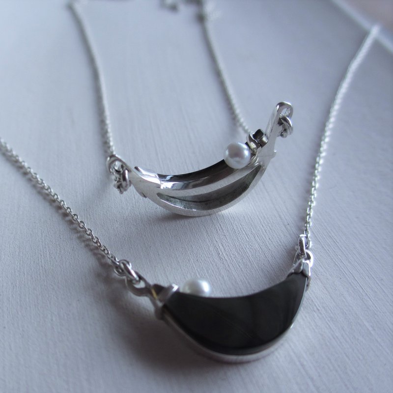 Swaying moon necklace - สร้อยคอ - โลหะ สีเงิน