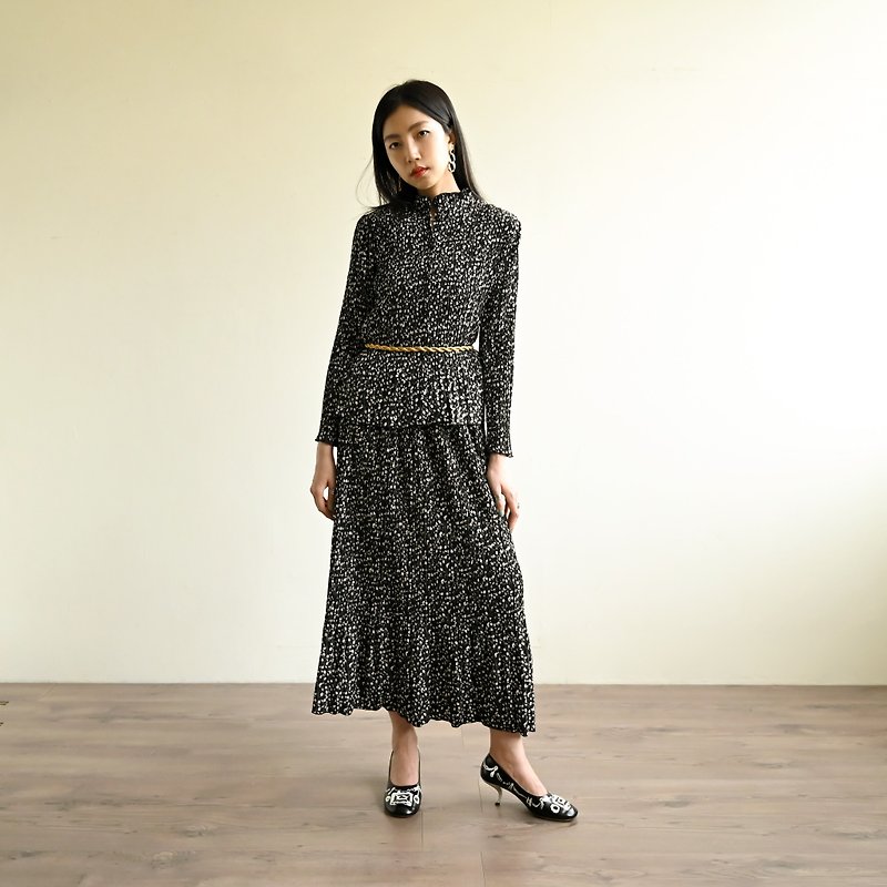【NaSuBi Vintage】壓褶印花兩件式面料裙式古著套裝 - 連身裙 - 其他人造纖維 黑色