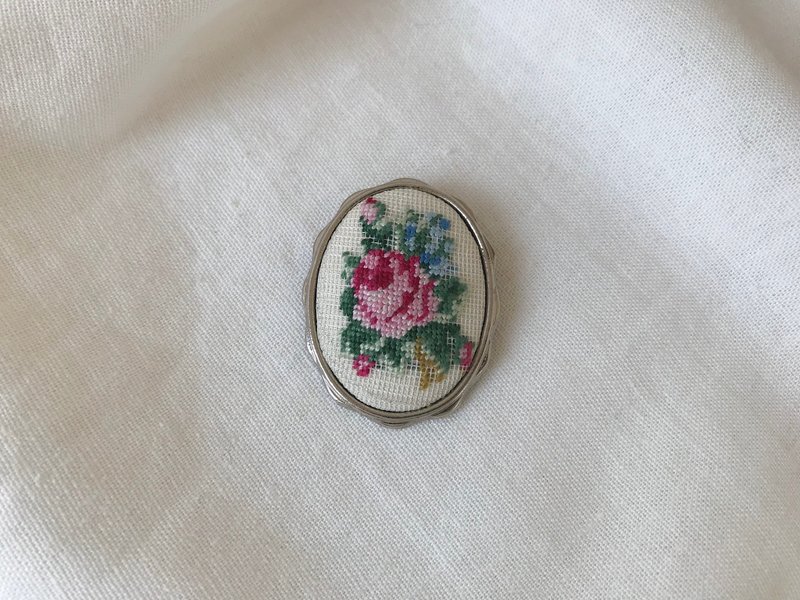 Vintage Floral Petit Point Oval Brooch/Pendant - เข็มกลัด - โลหะ สีเงิน