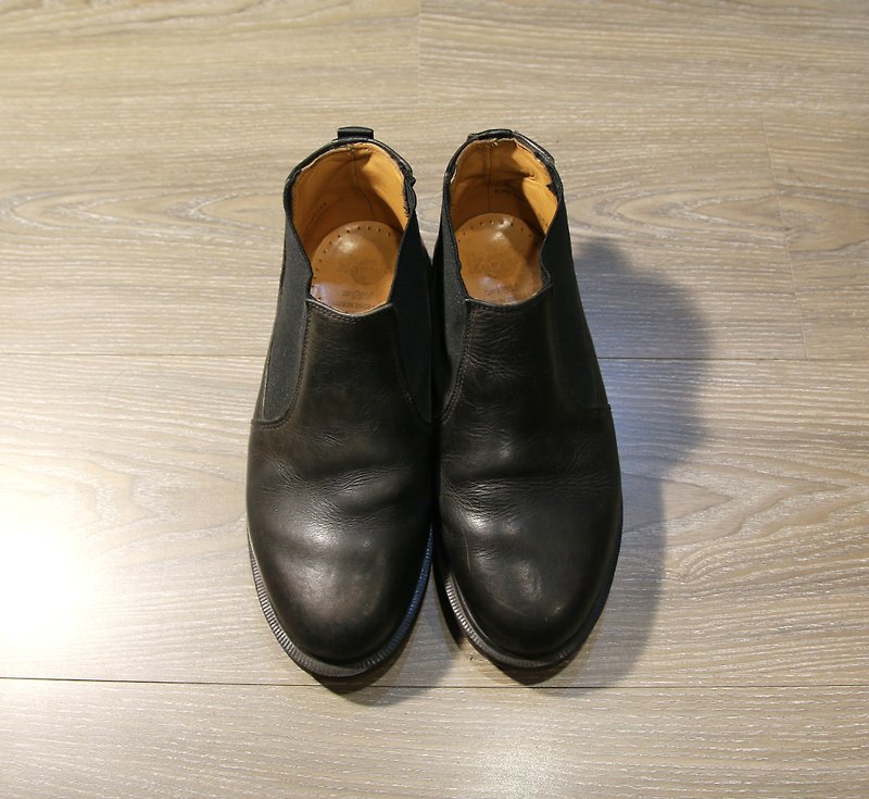 Back to Green :: Dr.Martens Black (Chelsea Boots) vintage shoes - รองเท้าลำลองผู้หญิง - วัสดุอื่นๆ สีดำ